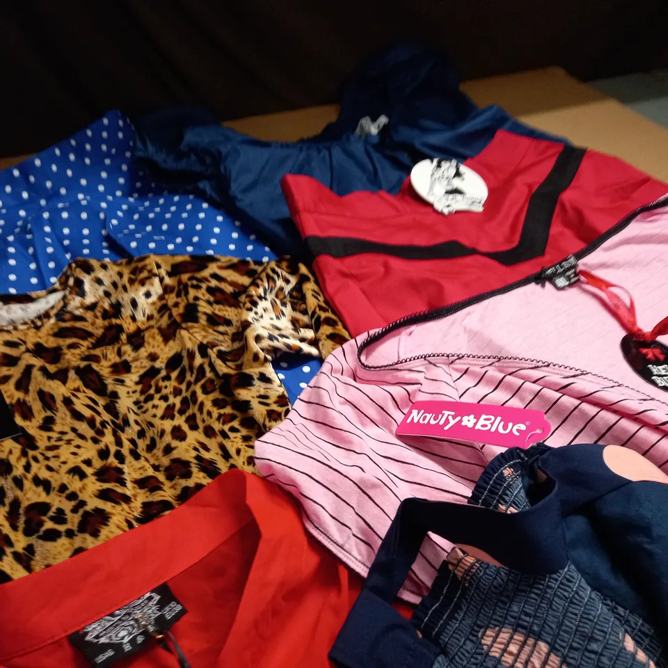 LOT OF 7 ASSORTED CLOTHING ITEMS IN VARIOUS SIZES