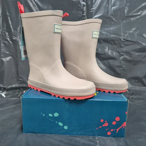 BOX OF APPROXIMATELY 15 PAIRS OF HOLLY & BEAU KIDS CAMEL RAIN BOOTS SIZE UK 13 (EU32)