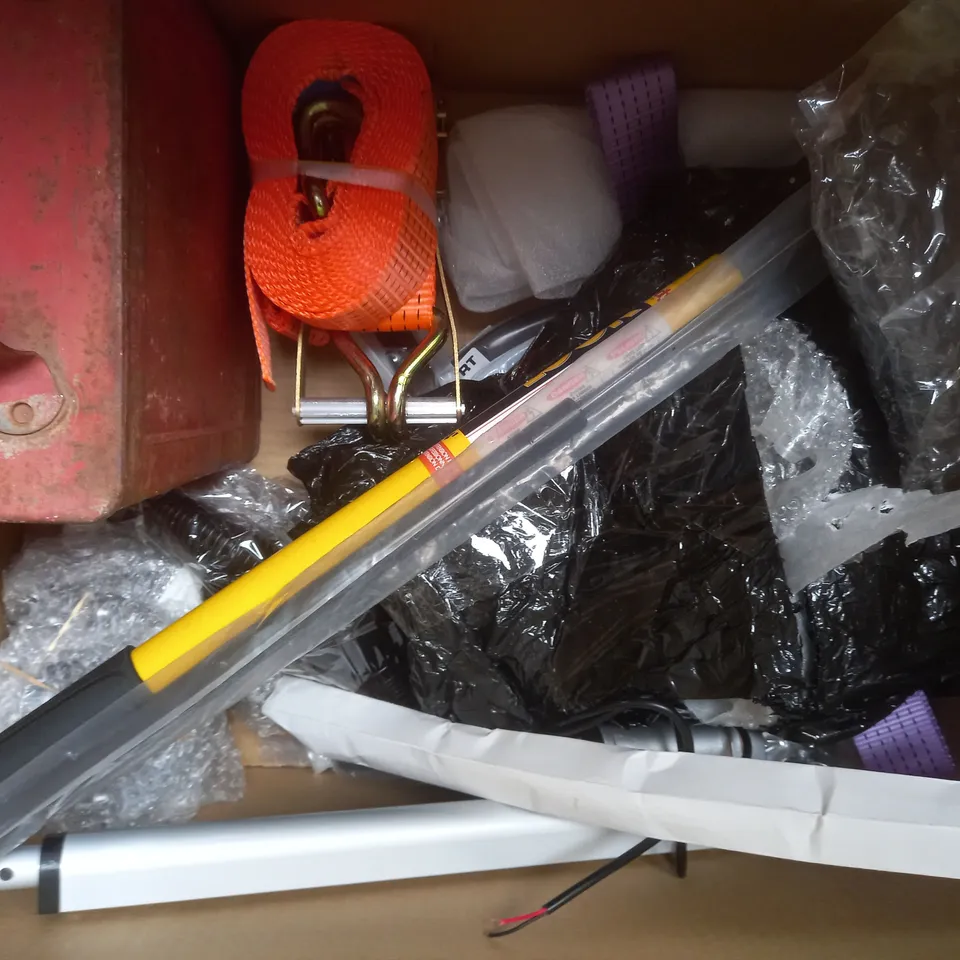 BOX OF APPROXIMATELY 15 ASSORTED VEHICLE PARTS AND ACCESSORY ITEMS TO INCLUDE SILVERHOOK COPPER GREASE, ROADSTER TUBELESS TYRE REPAIR KIT, AA TYRE SAFETY KIT, ETC - COLLECTION ONLY