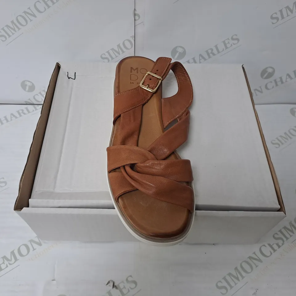 BOXED PAIR OF MODA IN PELLE OLANNA SANDALS IN TAN SIZE 8