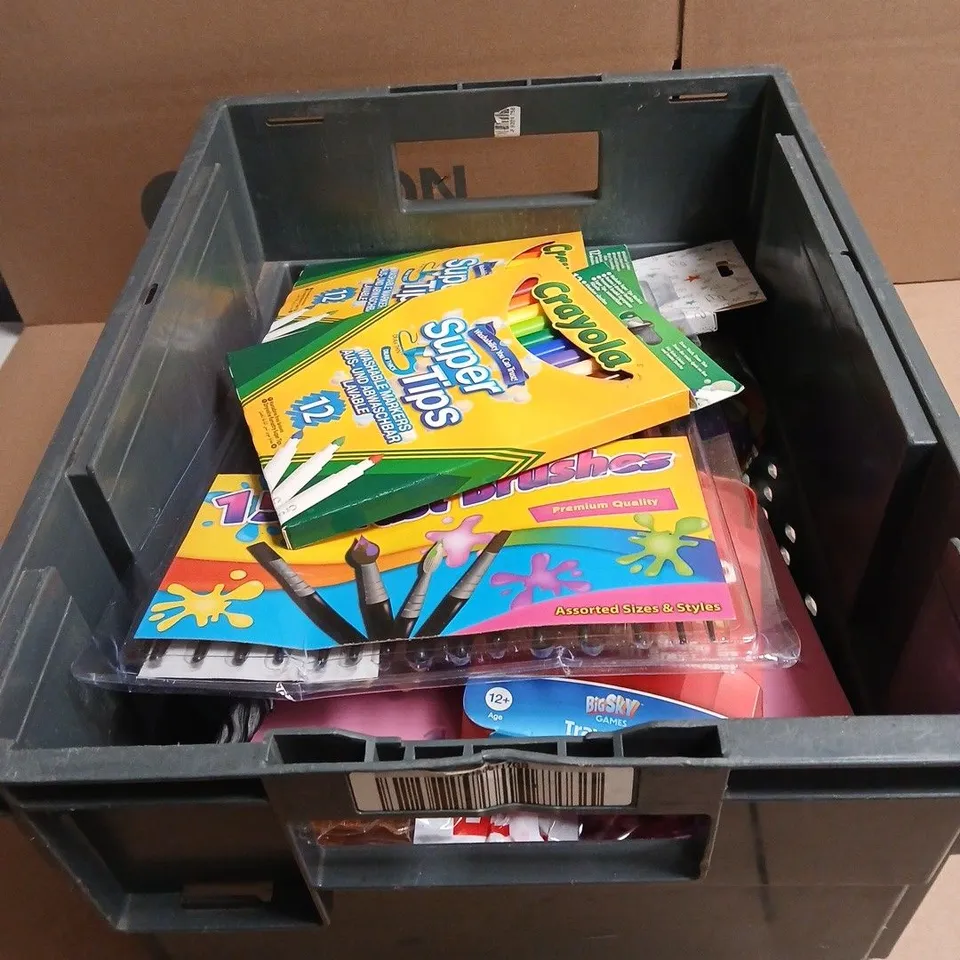 TOTE OF APPROXIMATELY 15 ASSORTED TOYS/RELATED ITEMS TO INCLUDE CRAYOLA, ARTIST BRUSHES, FART CARD GAME, PLUSH TOYS, HORSE FIGURE ETC