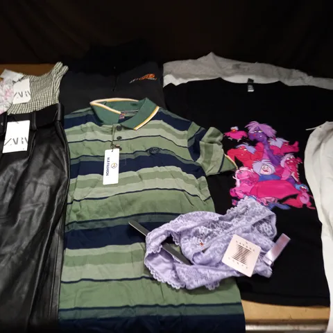 LARGE QUANTITY OF ASSORTED CLOTHING ITEMS TO INCLUDE ZARA, SAVAGE FENTY AND FRUIT OF THE LOOM
