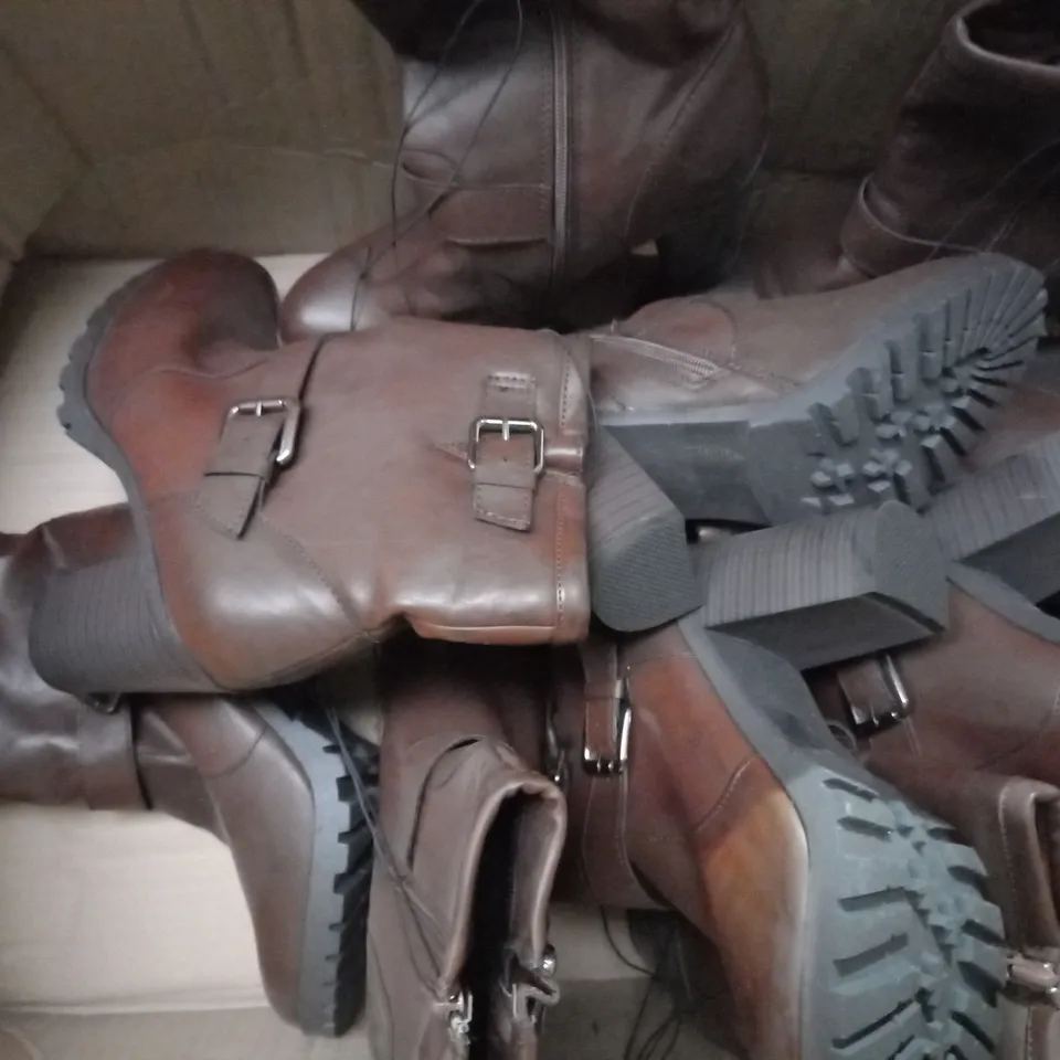 APPROXIMATELY 6 PAIRS OF BLOCK HEELED BOOTS IN VARIOUS SIZES 