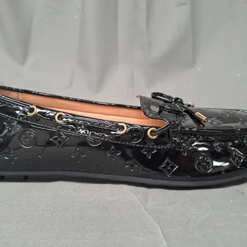 BOXED PAIR OF DESIGNER LOAFERS IN BLACK EU SIZE 42