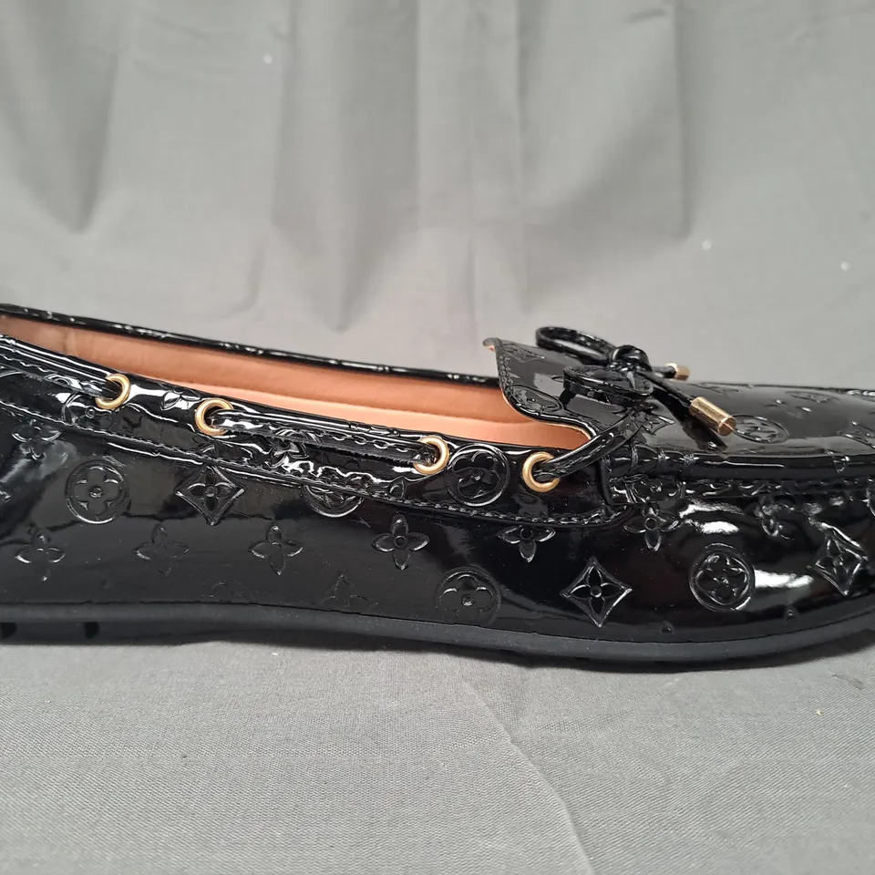 BOXED PAIR OF DESIGNER LOAFERS IN BLACK EU SIZE 42