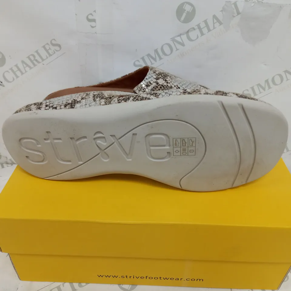 BOXED STRIVE MAUI IN SNAKE GLAMOUR SIZE 7 
