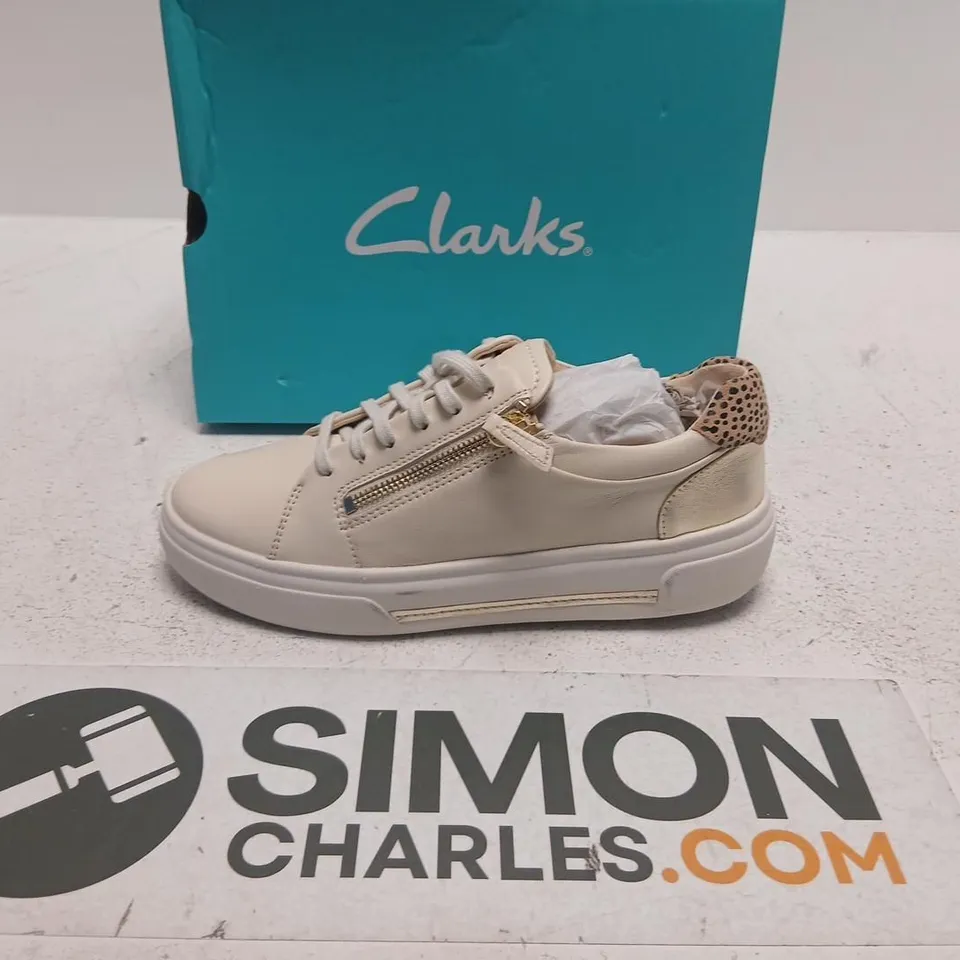 CLARKS HOLLYROSE ZIP CREAM LEATHER WOMEN’S TRAINERS – UK 6 (EU 39½)