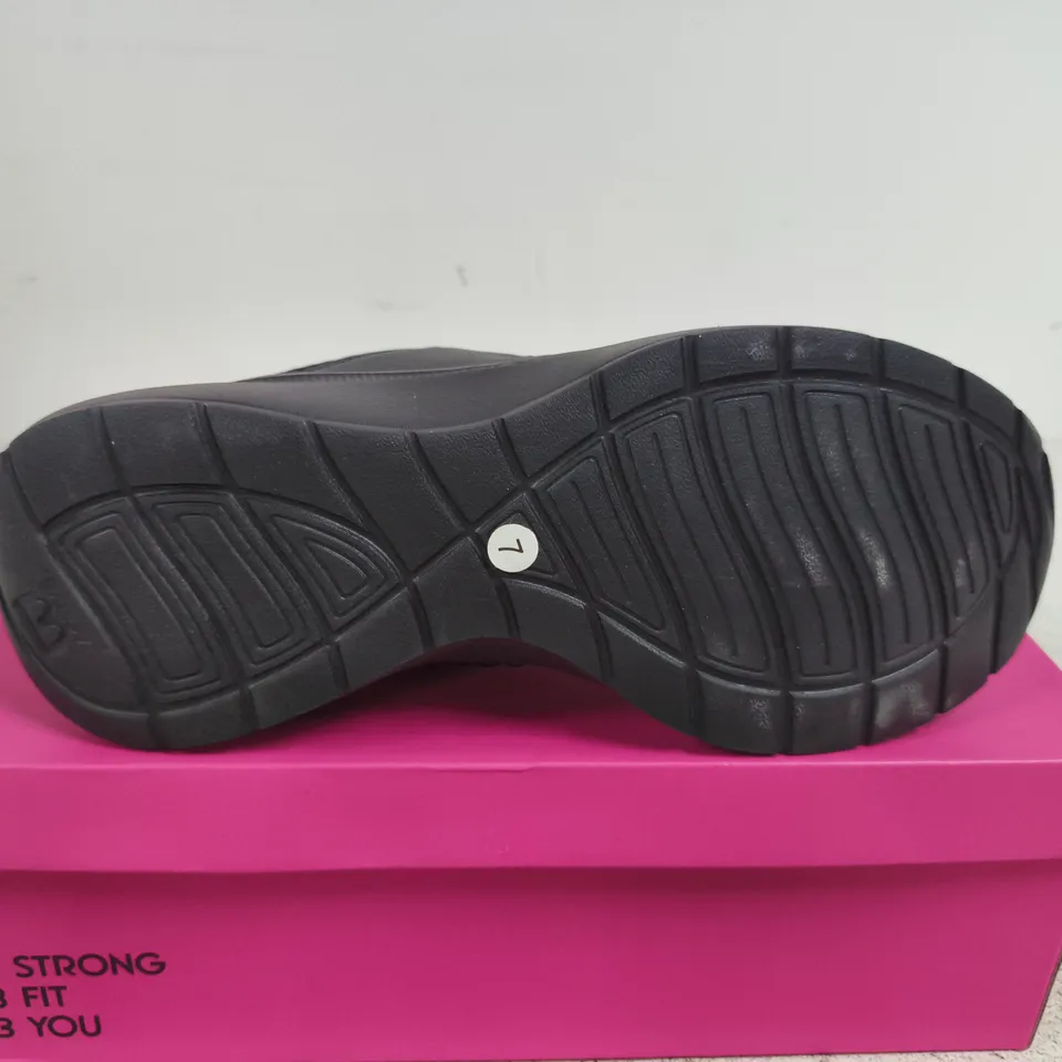 BOXED PAIR OF B STRONG LADIES OWN LABEL TRAINERS – BLACK, UK SIZE 7
