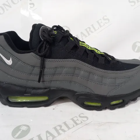 BOXED PAIR OF NIKE AIR MAX 95 SHOES IN GREY/BLACK UK SIZE 8