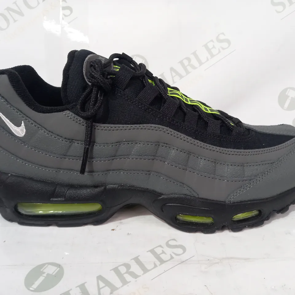 BOXED PAIR OF NIKE AIR MAX 95 SHOES IN GREY/BLACK UK SIZE 8
