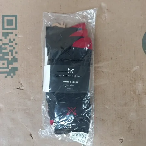 BAGGED CREW CLOTHING COMPANY 3-PACK BAMBOO SOCKS IN BLACK/RED - ONE SIZE