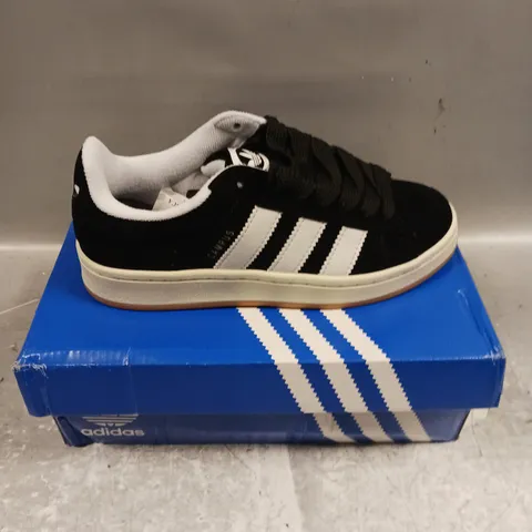 BOXED PAIR OF ADIDAS CAMPUS TRAINERS IN BLACK - 6.5