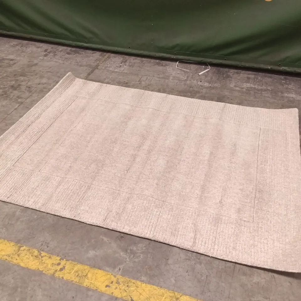 QUALITY DESIGNER AREA RUG - APPROXIMATELY 200CM X 141CM