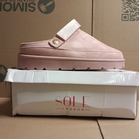 BOXED PAIR OF SOLE LONDON SHOES IN PINK SIZE 6