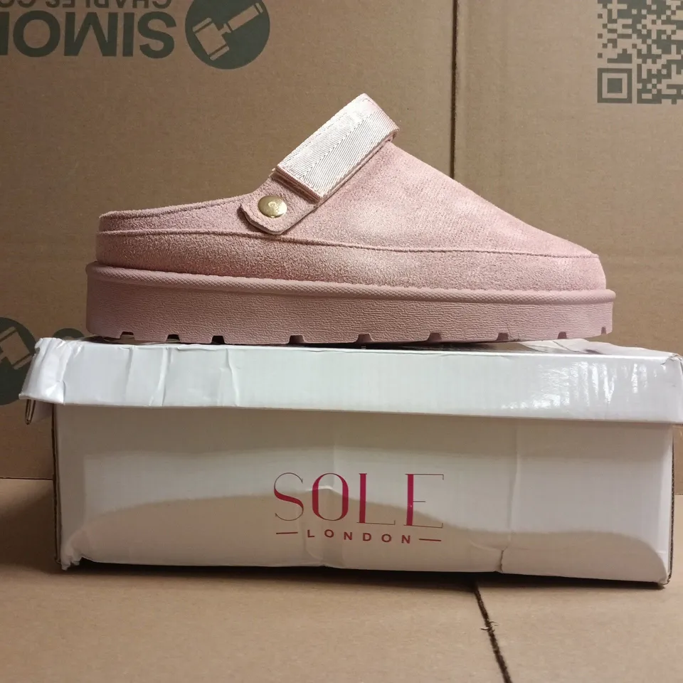 BOXED PAIR OF SOLE LONDON SHOES IN PINK SIZE 6