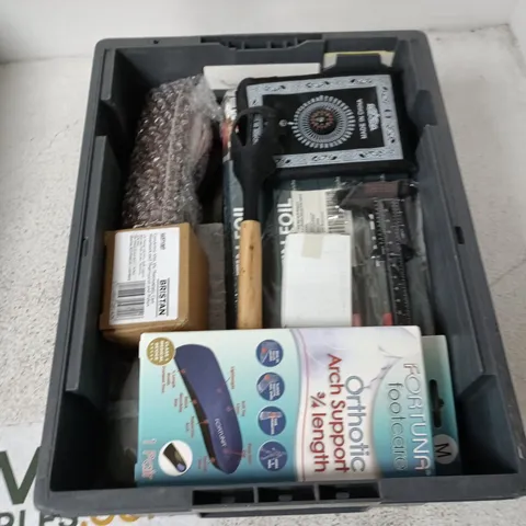 BOX CONTAINING A MIX OF APPROXIMATELY 15 ASSORTED HOUSEHOLD ITEMS INCLUDING INSULATED MUG, INSOLE, TIN FOIL ETC. 