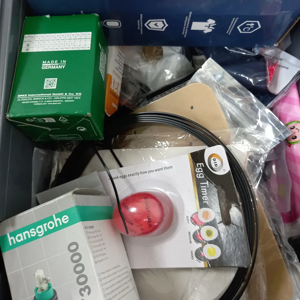 BOX OF APPROXIMATELY 10 ASSORTED ITEMS TO INCLUDE - EGG TIMER, IRONING MACHINE, METAL BRUSH ETC