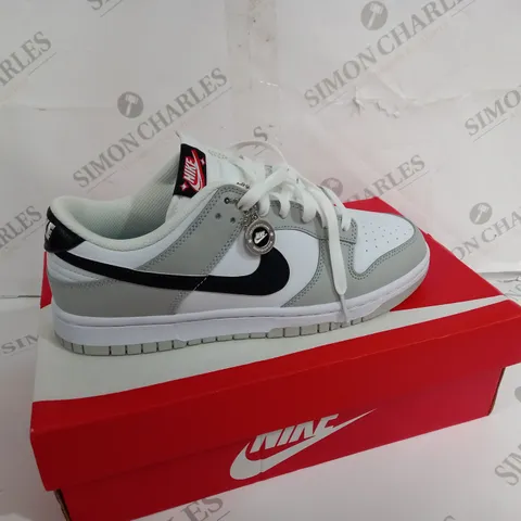 BOXED PAIR OF NIKE WHITE/GREY TRAINERS SIZE 7