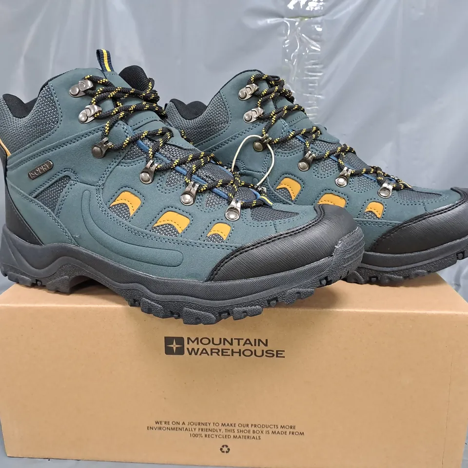 BOXED PAIR OF MOUNTAIN WAREHOUSE ADVENTURER WATERPROOF HIKING BOOTS IN BLUE/TAN SIZE UK 10