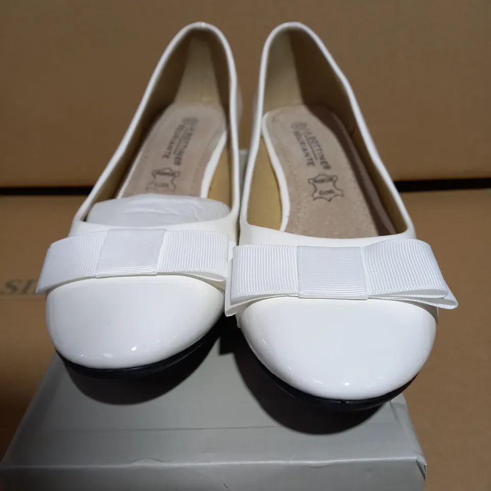 LA BOTTINE SOURIANTE LOW HEEL SHOES - SIZE 7