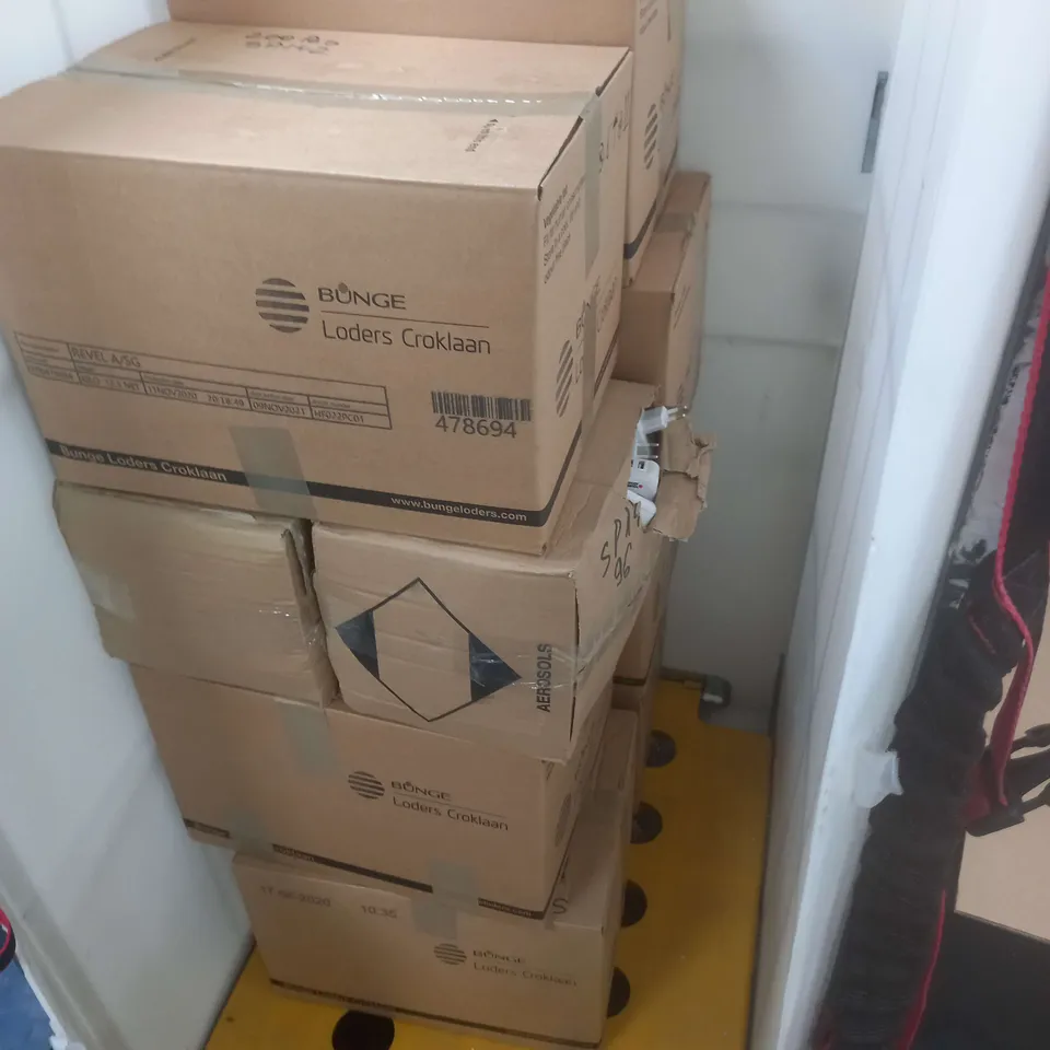 CAGE OF 10 BOXES OF APROX 200 EACH OBJECT EUROPEAN USB MAINS PLUG / COLLECTION ONLY 