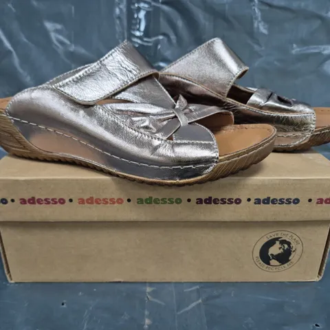 BOXED PAIR OF ADESSO OPEN TOE LOW WEDGE SANDALS IN METALLIC GOLD SIZE 6