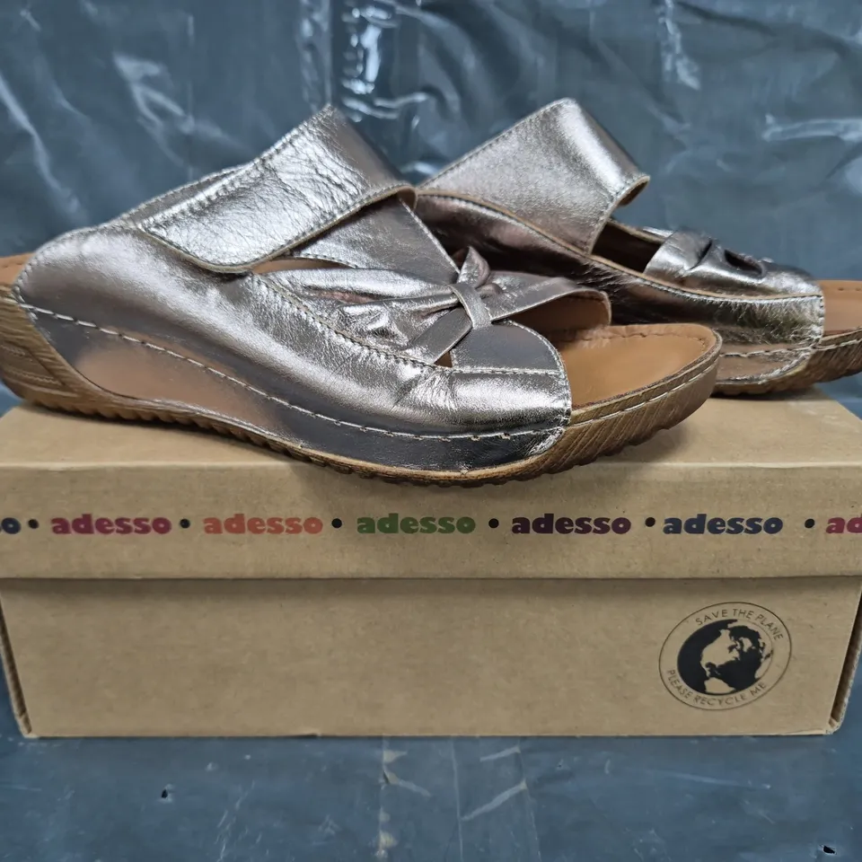 BOXED PAIR OF ADESSO OPEN TOE LOW WEDGE SANDALS IN METALLIC GOLD SIZE 6