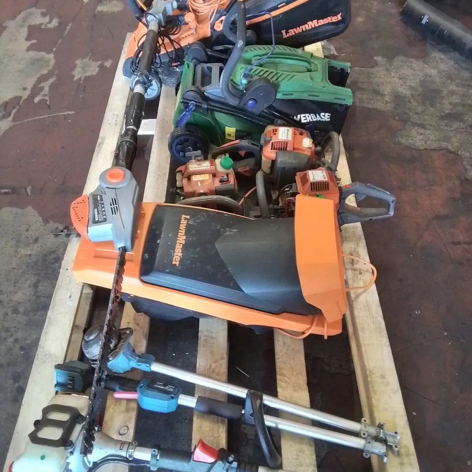 PALLET OF ASSORTED GARDEN TOOLS TO INCLUDE LAWNMOWERS, HEDGE TRIMMERS, ETC.