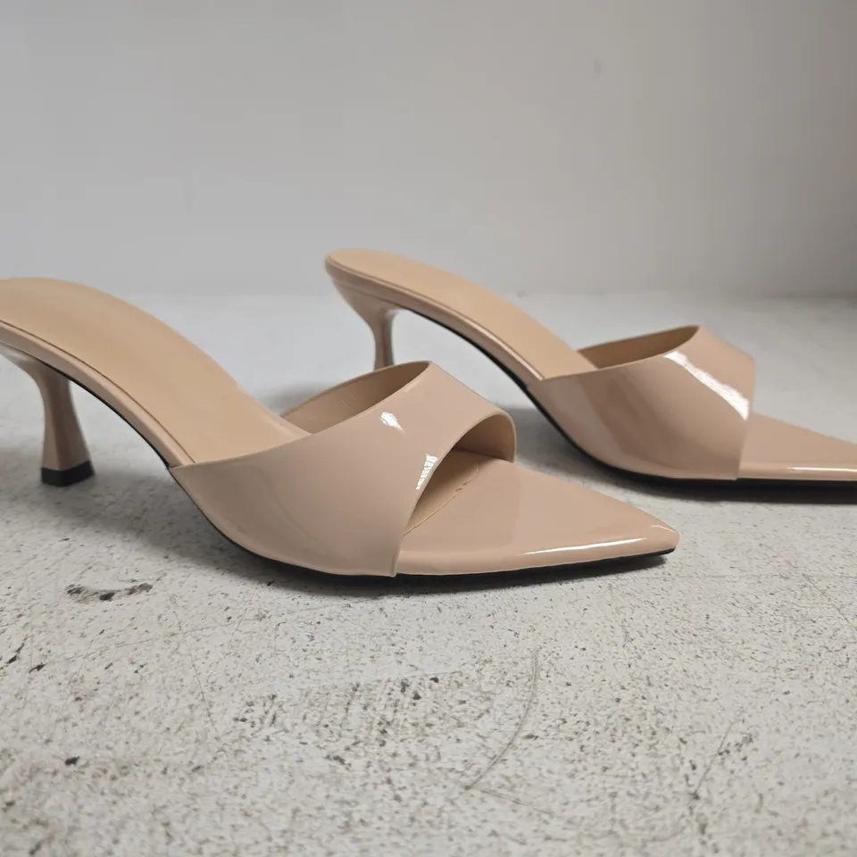 BOXED PAIR OF UNBRANDED POINTED OPEN TOE MID HEEL SANDALS IN CREAMY RICE PUDDING COLOUR SIZE EU 38