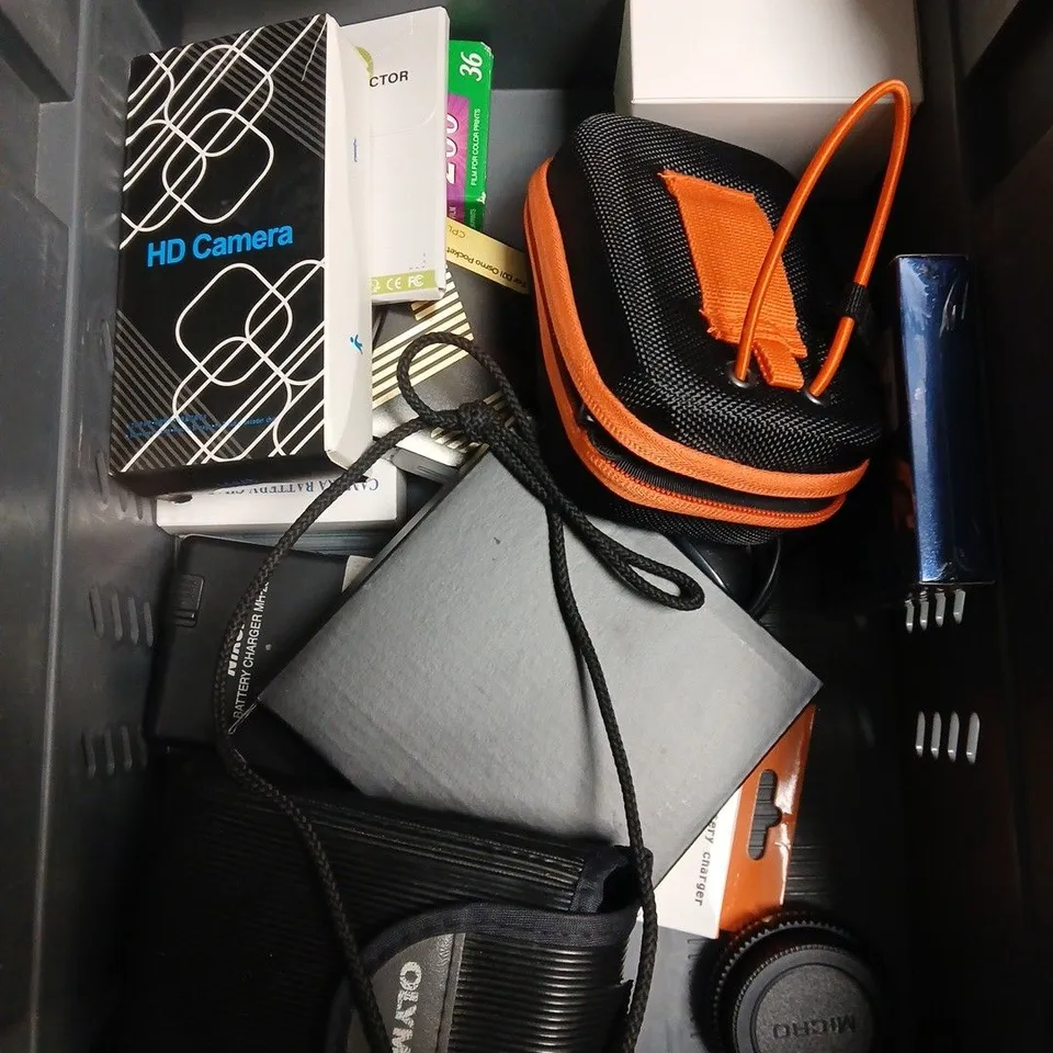 APPROXIMATELY 15 ASSORTED CAMERA PRODUCTS & ACCESSORIES TO INCLUDE BATTERIES, CHARGERS, LENS' ETC 