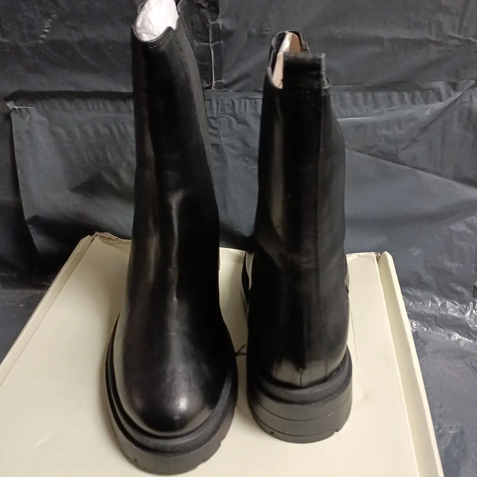 OFF THE HOOK BANK BOOTS IN BLACK - UK 7