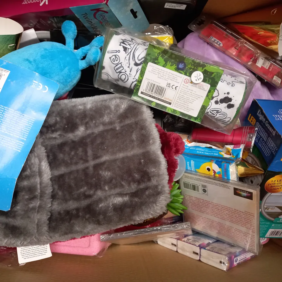BOX OF APPROXIMATELY 20 ASSORTED HOUSEHOLD ITEMS TO INCLUDE GIFTLINGS SURPRISE PLUSH PET, JINGLE BELL ROCK MUG, SOFT GREY TEDDY, ETC