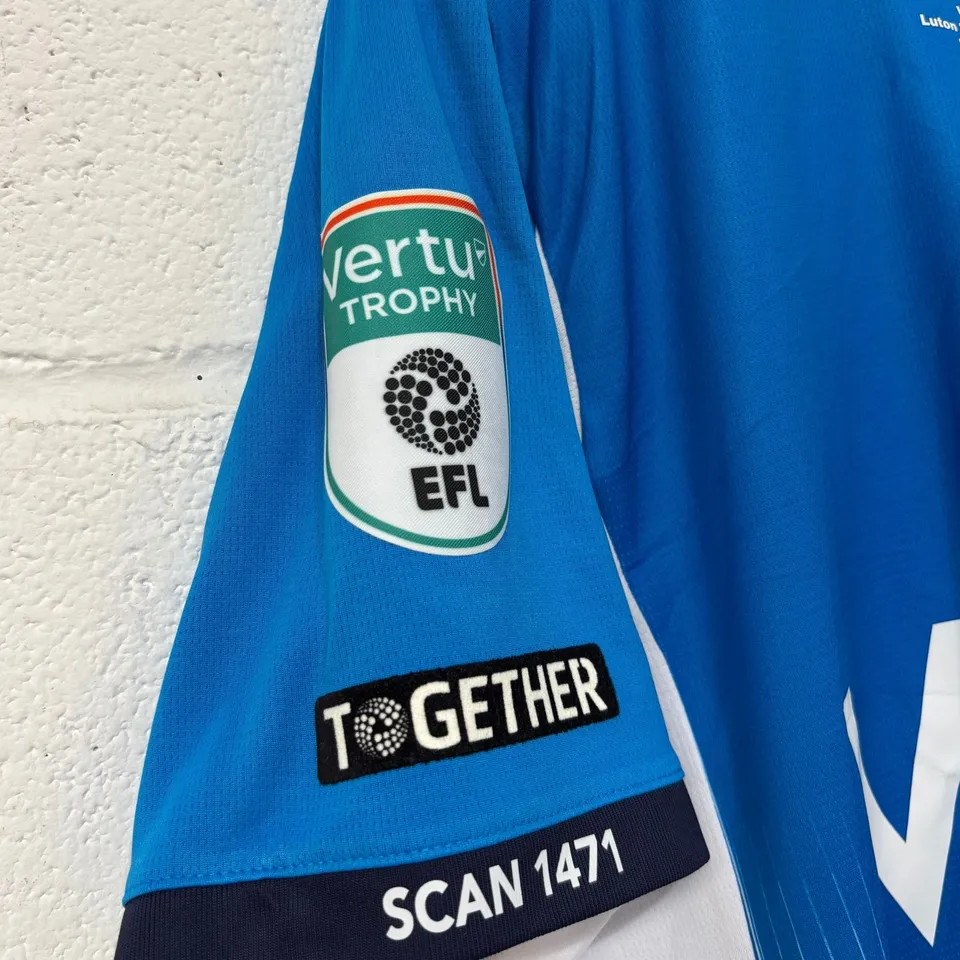 STOCKPORT COUNTY F.C VERTU TROPHY FINALS MATCH WORN HOME SHIRT IN BLUE/WHITE - EU M / LEWIS BATE #4