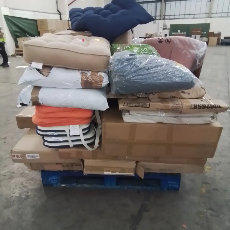 A PALLET OF VARIOUS FURNITURE PARTS AND CUSHIONS 