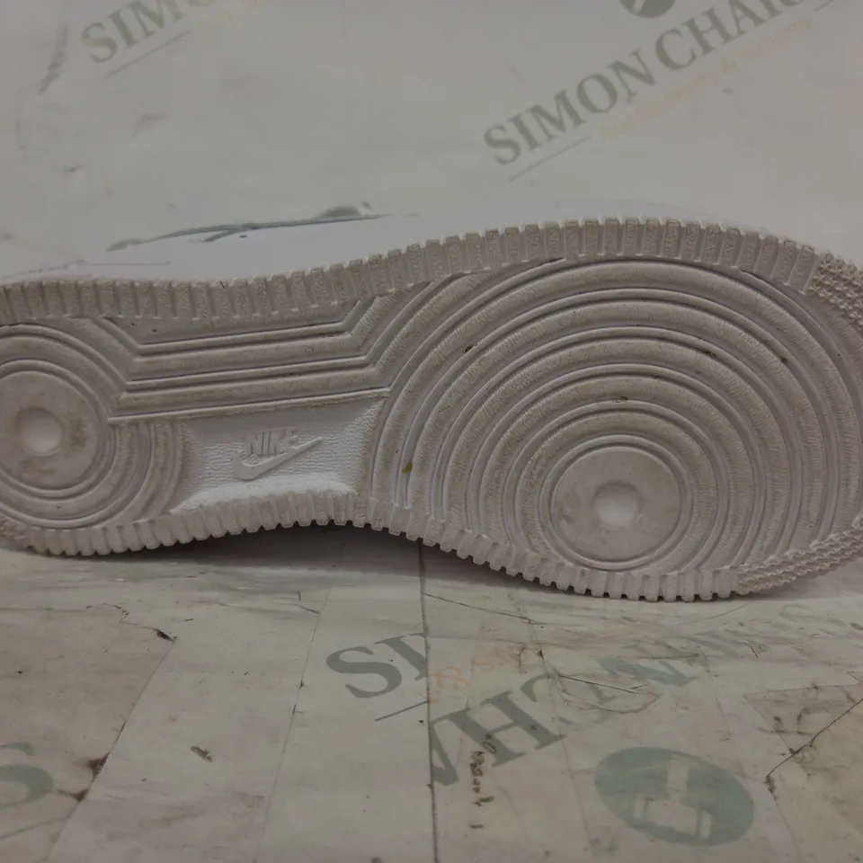 PAIR OF NIKE AIR SHOES IN WHITE UK SIZE 5.5