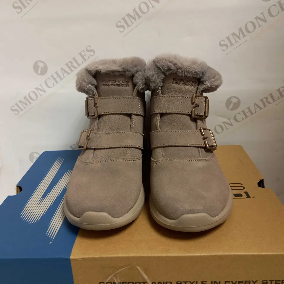 SKETCHERS ON THE GO WINTER FLING BOOTS SIZE 3.5