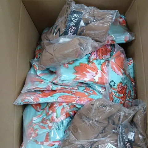APPROXIMATELY 20 ASSORTED CLOTHING ITEMS IN VARIOUS COLOURS, STYLES AND SIZES