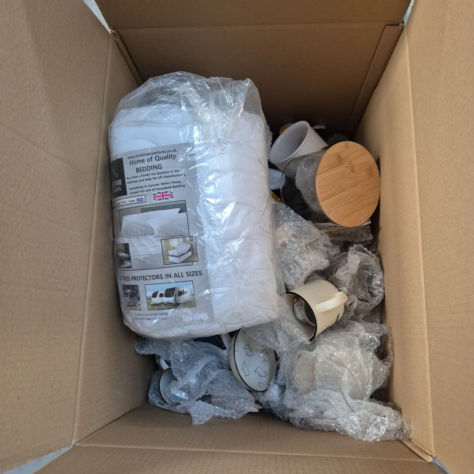 APPROXIMATELY 40 HOUSEHOLD ITEMS INCLUDING VASE, BEDDING AND SOAP POWDER JAR