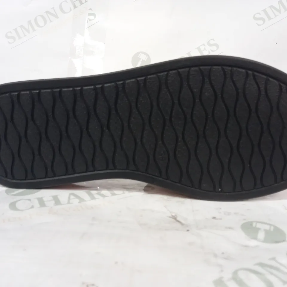 PAIR OF BURBERRY SLIDERS IN BROWN/WHITE EU SIZE 36