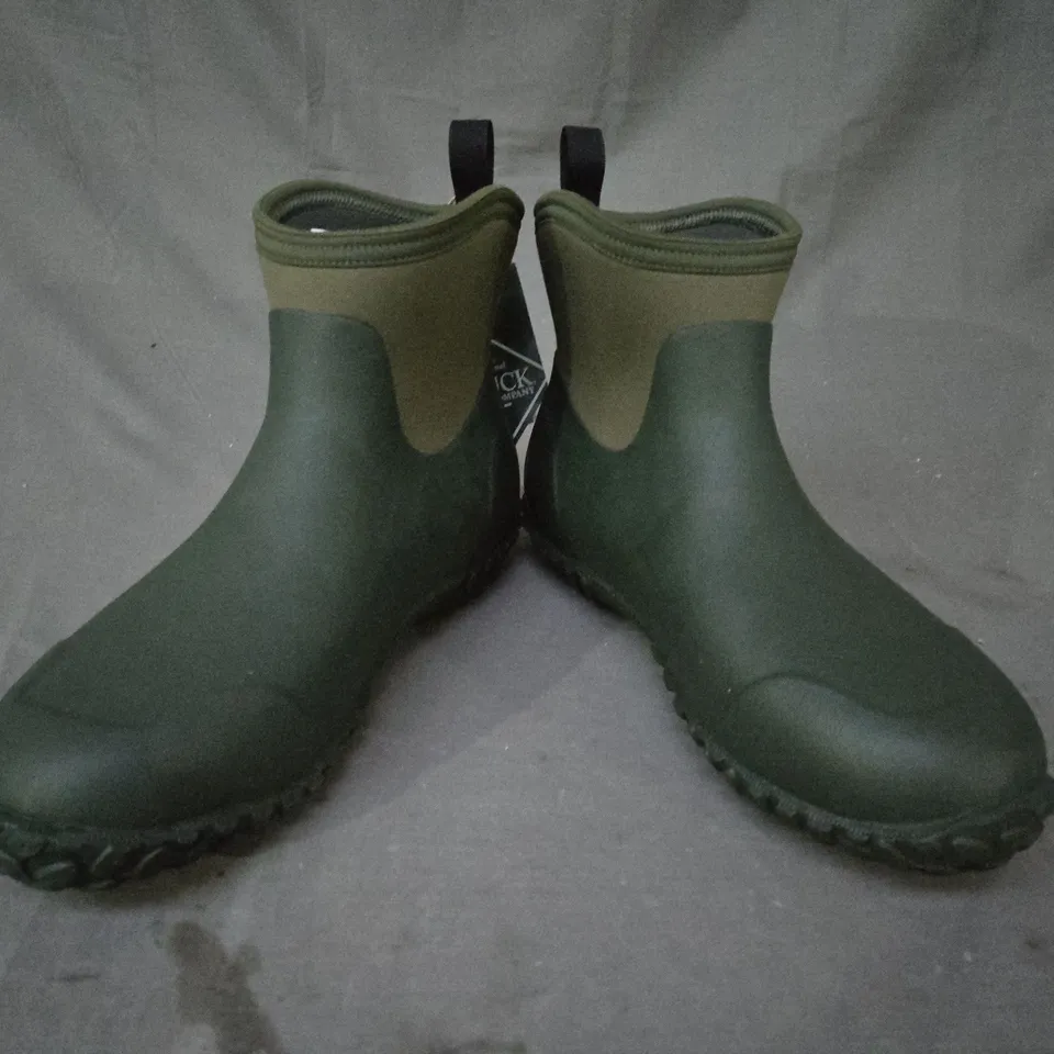 BOXED PAIR OF MUCK MEN'S ANKLE BOOTS IN GREEN UK SIZE 11