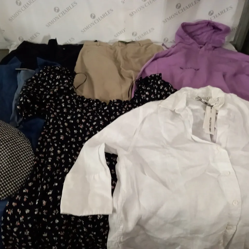 LARGE QUANTITY OF CLOTHING ITEMS TO INCLUDE DRESSES, SWEATERS, JEANS, T-SHIRTS, ETC