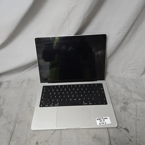 APPLE MACBOOK PRO LAPTOP (2023) – SILVER