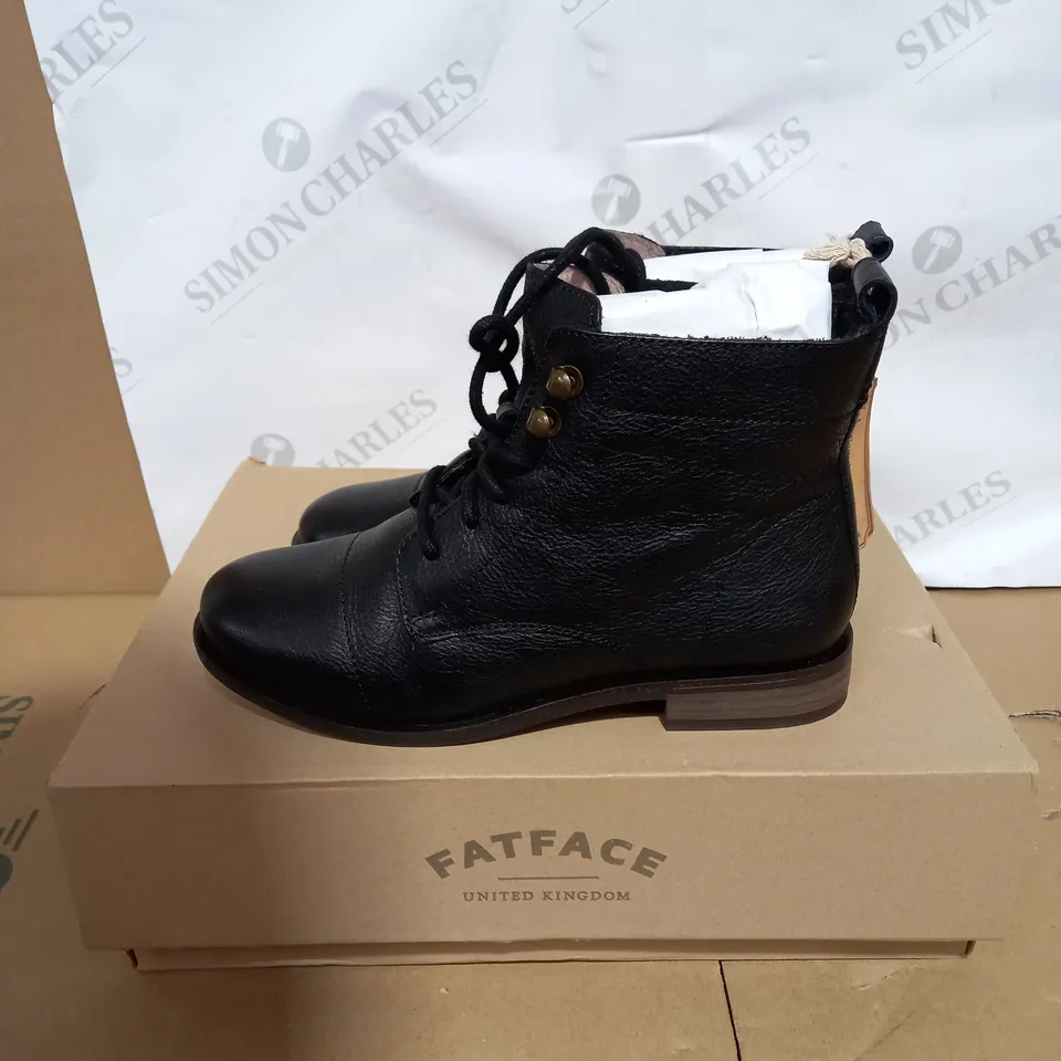 BOXED PAIR OF FATFACE CATRIN ANKLE BOOT SIZE 36