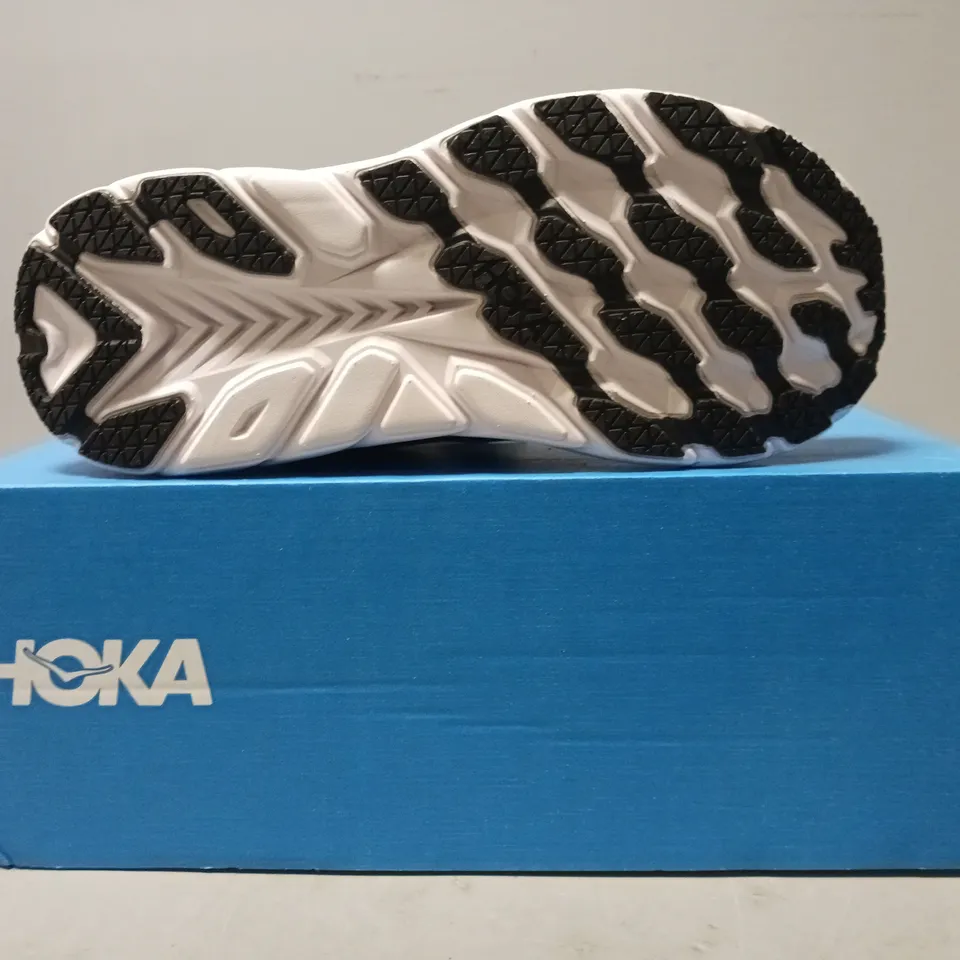 BOXED PAIR OF HOKA CLIFTON 8 SHOES IN BLACK/WHITE UK SIZE 6