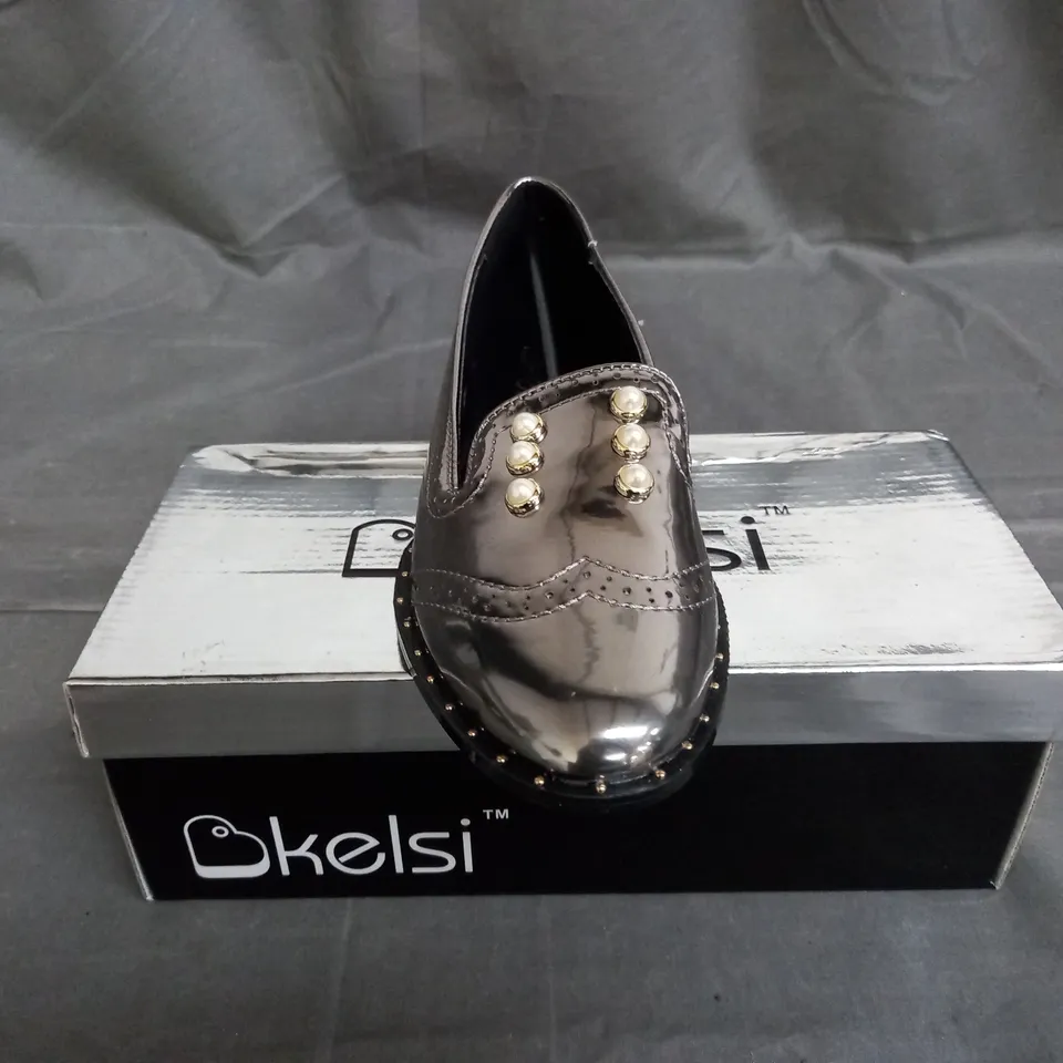 APPROXIMATELY 12 BOXED PAIR OF KELSI SLIVER FAUX PATENT LEATHER SHOES IN VARIOUS SIZES TO INCLUDE SIZE 5 