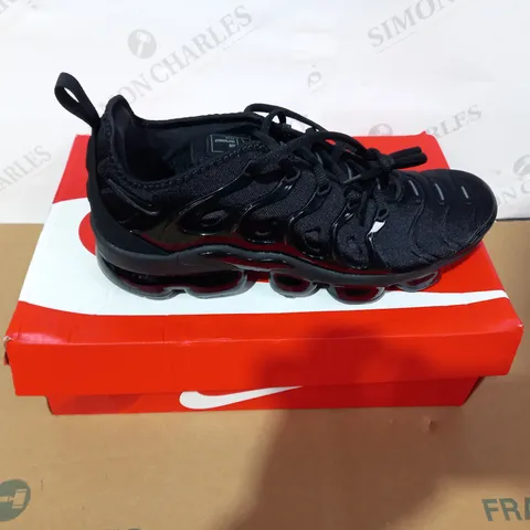 BOXED PAIR OF NIKE BLACK TRAINERS SIZE 8
