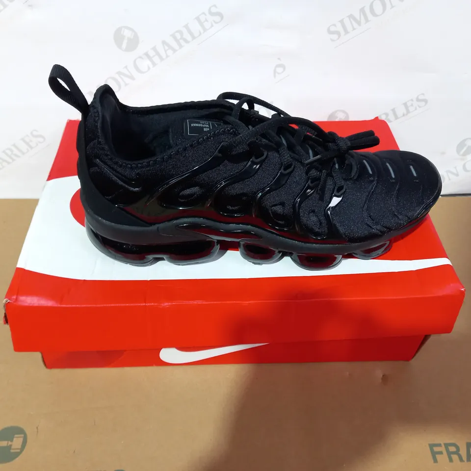 BOXED PAIR OF NIKE BLACK TRAINERS SIZE 8