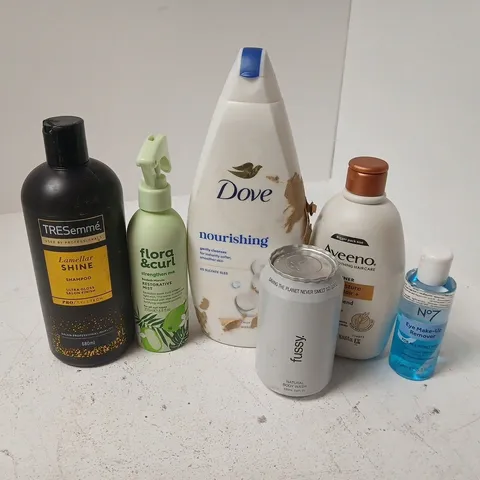 APPROXIMATELY 15 ASSORTED HEALTH & BEAUTY PRODUCTS TO INCLUDE TRESEMME LAMELLAR SHINE SHAMPOO, DOVE NOURISHING, NO7 EYE MAKE-UP REMOVER, ETC - COLLECTION ONLY