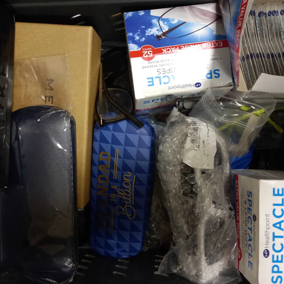 LOT OF APPROXIMATELY 15 ASSORTED EYEWEAR ITEMS, TO INCLUDE SPECTACLES, SUNGLASSES, CASES, ETC