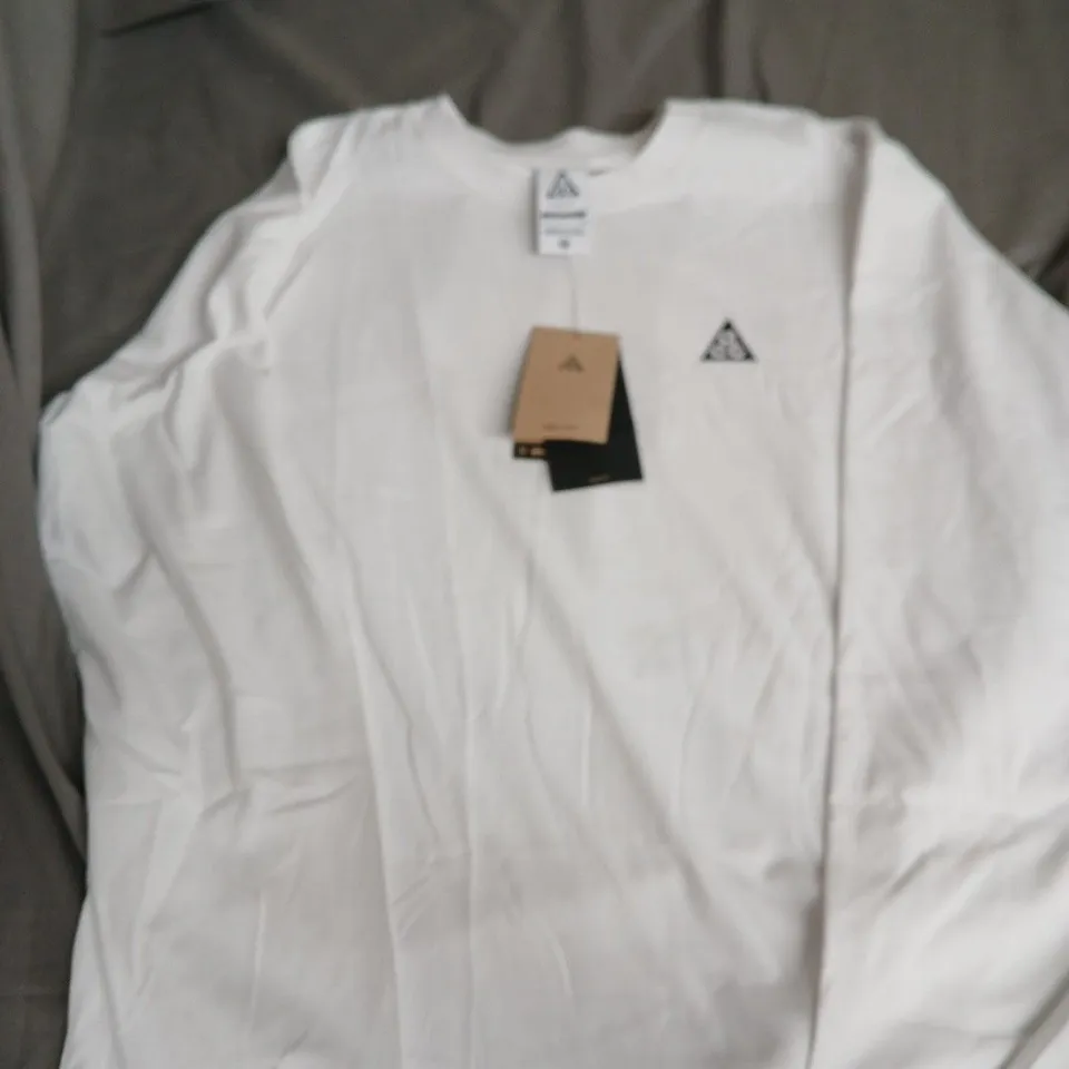 NIKE ACG DRI-FIT WHITE T-SHIRT – LOOSE FIT – SIZE S